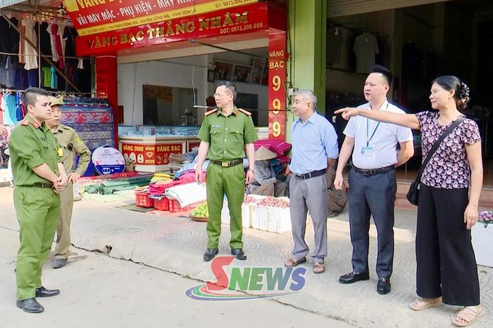Công an xã tuyên truyền, giải tỏa hành lang an toàn giao thông tại tổ 7, xã Sông Mã.