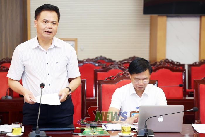 Đồng chí Giám đốc Sở Nông nghiệp và Môi trường báo cáo tại cuộc làm việc.