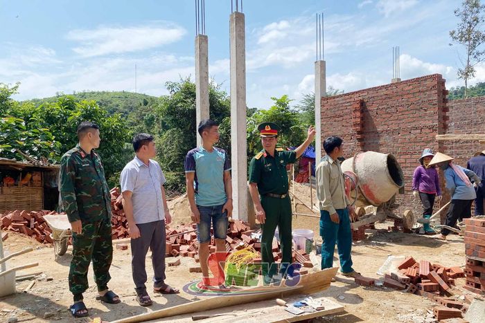 Đoàn công tác kiểm tra tiến độ xây nhà tại bản Pát Nong, xã Bó Sinh.