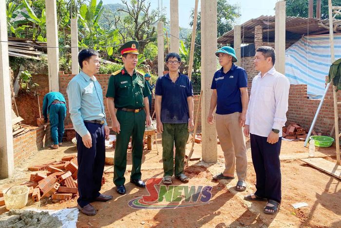 Đoàn công tác kiểm tra tiến độ tại bản Lưng, xã Bó Sinh.