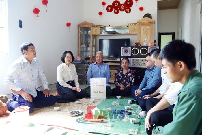 Đồng chí Trưởng Ban Tuyên giáo và Dân vận Tỉnh ủy thăm, tặng quà gia đình bệnh binh Lò Văn Khù, bản Sài Lương.