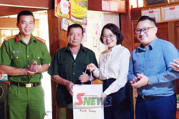 Đồng chí Trưởng Ban Tuyên giáo và Dân vận Tỉnh ủy thăm, tặng quà gia đình thương binh Lường Văn Puồn, bản Chan Chiềng.