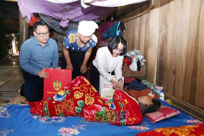 Đồng chí Trưởng Ban Tuyên giáo và Dân vận Tỉnh ủy tặng quà gia đình mẹ liệt sỹ Đèo Văn Sương, bản Phường.