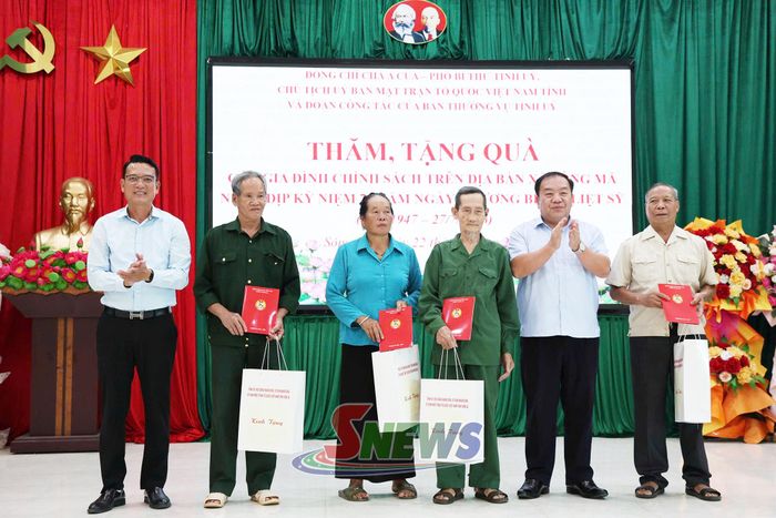 Đồng chí Chá A Của, Phó Bí thư Tỉnh ủy, Chủ tịch Ủy ban MTTQ Việt Nam tỉnh và lãnh đạo xã Sông Mã trao quà cho các gia đình người có công với cách mạng.