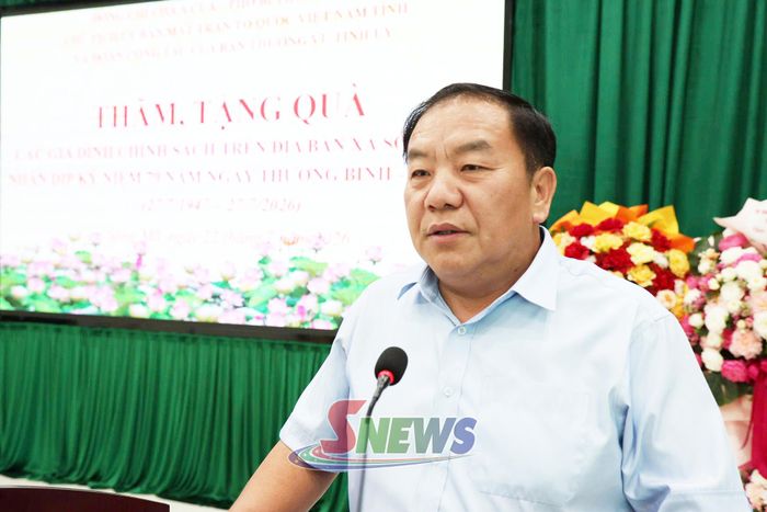 Đồng chí Chá A Của phát biểu tại buổi trao, tặng quà.