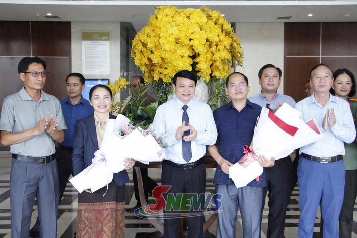 Lãnh đạo tỉnh Sơn La tặng hoa, chào đón Đoàn đại biểu tỉnh Luông Pha Bang, Phông Sa Lỳ, nước CHDCND Lào.