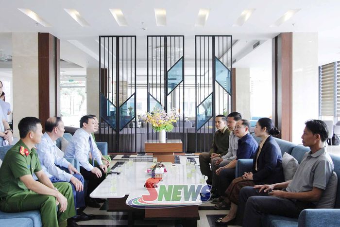 Đồng chí Đặng Ngọc Hậu tiếp đón Đoàn đại biểu tỉnh Luông Pha Bang, Phông Sa Lỳ, nước CHDCND Lào.