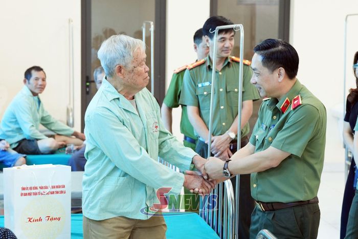 Đồng chí Giám đốc Công an tỉnh thăm, tặng quà thương binh Lý Văn Tiến