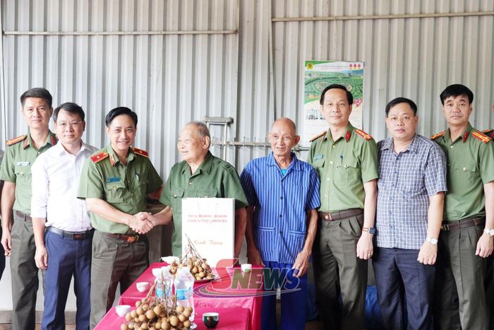 Đoàn công tác tới thăm, tặng quà thương binh Vì Văn Ùn