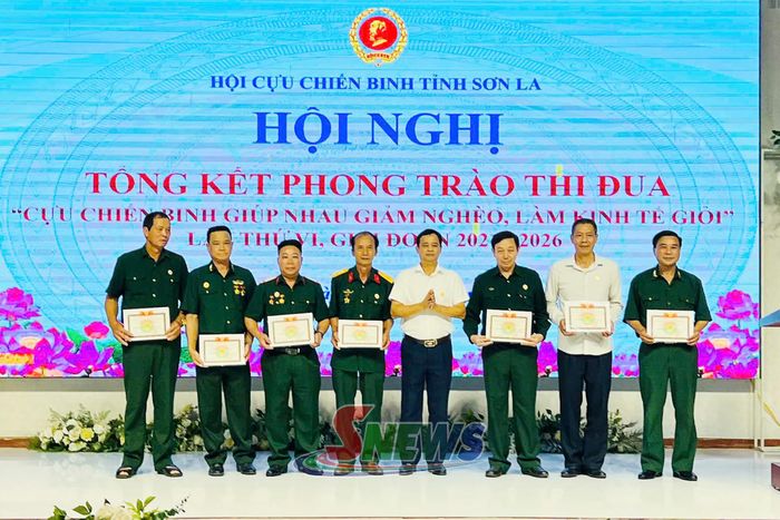 Các hội viên nhận chứng nhận danh hiệu “Hội viên Cựu chiến binh sản xuất, kinh doanh giỏi” năm 2025.