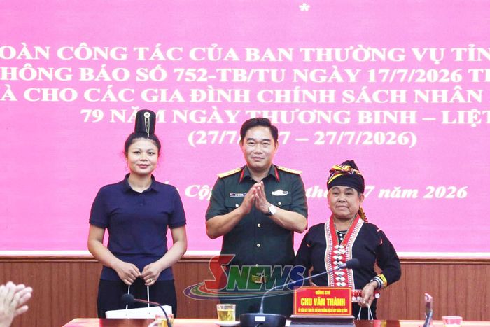 Đồng chí Chỉ huy trưởng Bộ CHQS tỉnh tặng quà các đối tượng chính sách tại xã Sốp Cộp.
