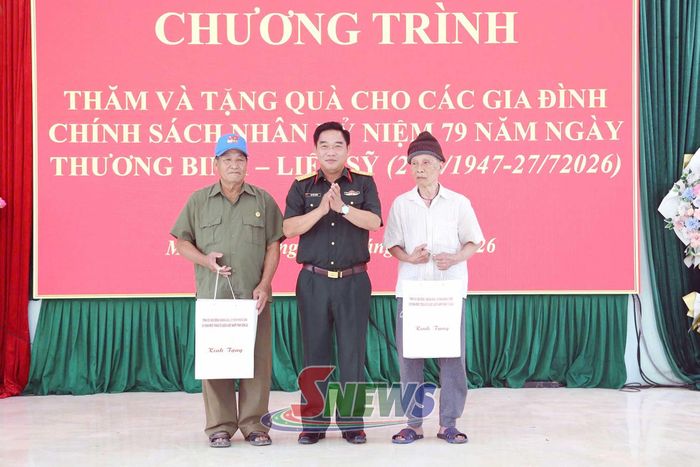 Đồng chí Chỉ huy trưởng Bộ CHQS tỉnh tặng quà các đối tượng chính sách tại xã Mường Lạn.