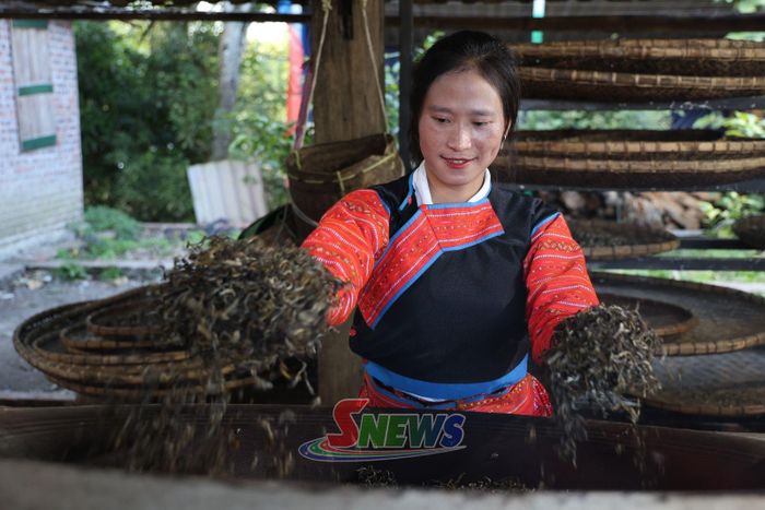 Mất khoảng 2 tiếng để sao được một mẻ trà bằng tay trên chảo gang.