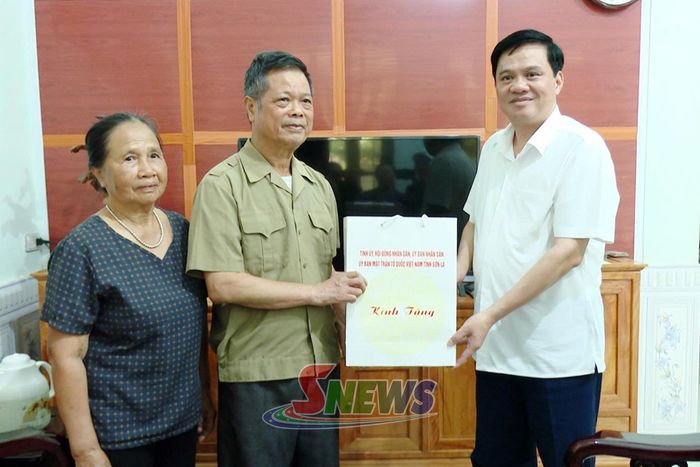Đồng chí Phó Chủ tịch Thường trực Ủy ban MTTQ Việt Nam tỉnh tặng quà thương binh Lương Huy Toàn