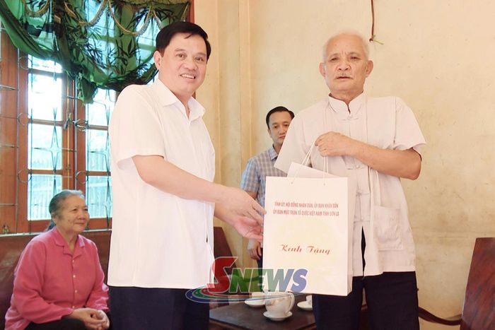 Đồng chí Phó Chủ tịch Thường trực Ủy ban MTTQ Việt Nam tỉnh tặng quà thương binh Hà Văn Thi