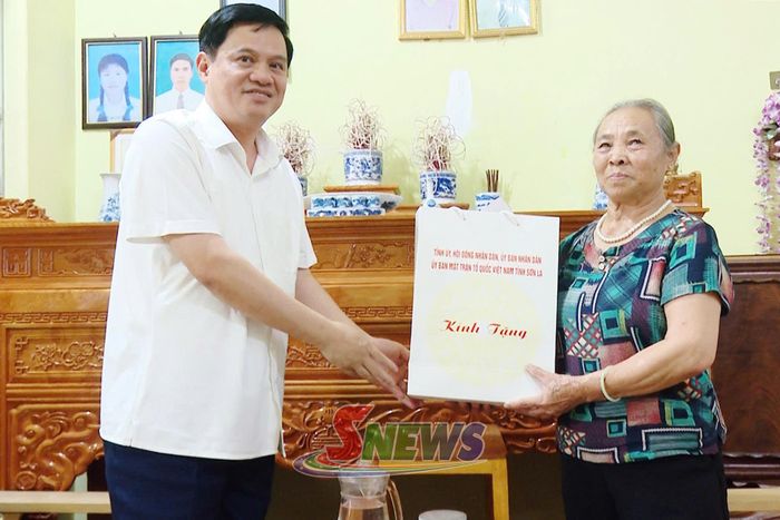 Đồng chí Phó Chủ tịch Thường trực Ủy ban MTTQ Việt Nam tỉnh tặng quà vợ Liệt sỹ Bùi Xuân Tỉu