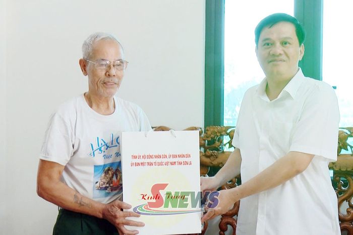 Đồng chí Phó Chủ tịch Thường trực Ủy ban MTTQ Việt Nam tỉnh tặng quà ông Vũ Văn Đông