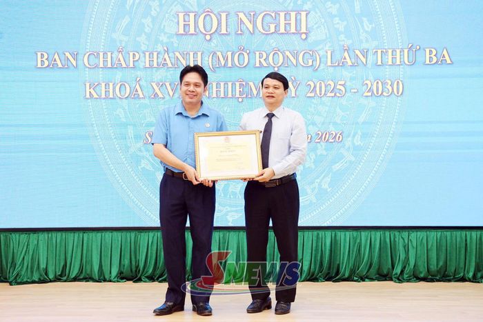 Đồng chí Đặng Ngọc Hậu, Phó Chủ tịch UBND tỉnh chuyển trao Bằng khen của Tổng Liên đoàn Lao động Việt Nam cho LĐLĐ tỉnh Sơn La vì có thành tích xuất sắc trong tổ chức các hoạt động Tháng Công nhân năm 2026