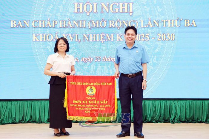 Công đoàn cơ sở Bệnh viện Đa khoa tỉnh Sơn La nhận Cờ thi đua xuất sắc của Tổng Liên đoàn Lao động Việt Nam trong phong trào thi đua “Lao động giỏi” và xây dựng tổ chức Công đoàn vững mạnh năm 2025 .
