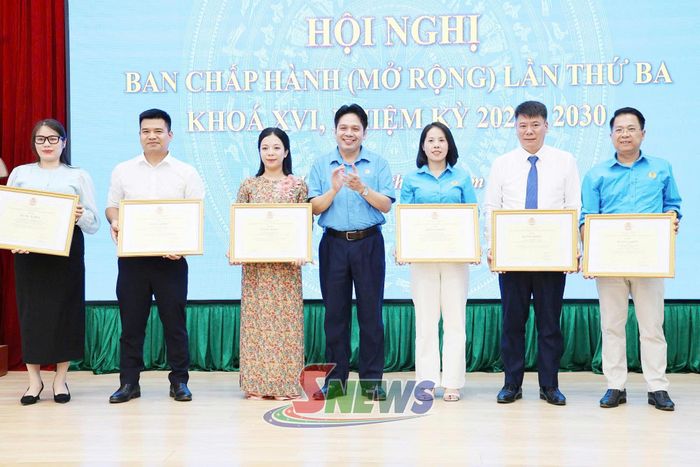 Đồng chí Sòi Ngọc Cương, Chủ tịch Liên đoàn Lao động tỉnh trao Bằng khen cho các tập thể có thành tích xuất sắc trong hoạt động Công đoàn