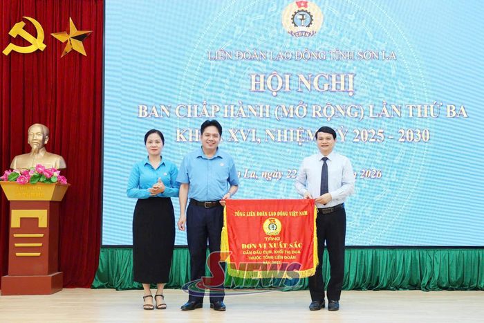 Đồng chí Đặng Ngọc Hậu, Phó Chủ tịch UBND tỉnh chuyển trao Cờ thi đua dẫn đầu Cụm thi đua của Tổng Liên đoàn Lao động Việt Nam cho Liên đoàn Lao động tỉnh Sơn La.