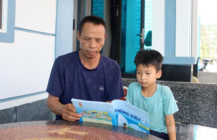 Gia đình anh Vương Văn Phương, khu tái định cư Cây Thị, xã Nhữ Khê ổn định cuộc sống tại nơi ở mới.