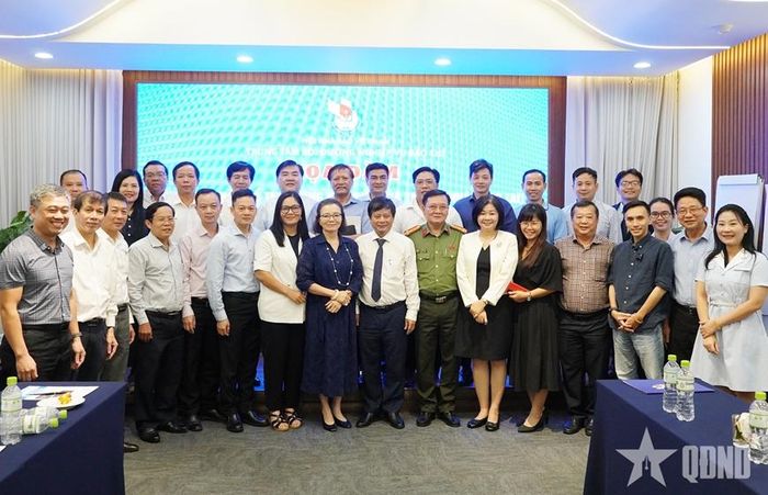 Các đại biểu, chuyên gia, nhà báo tham gia tọa đàm.