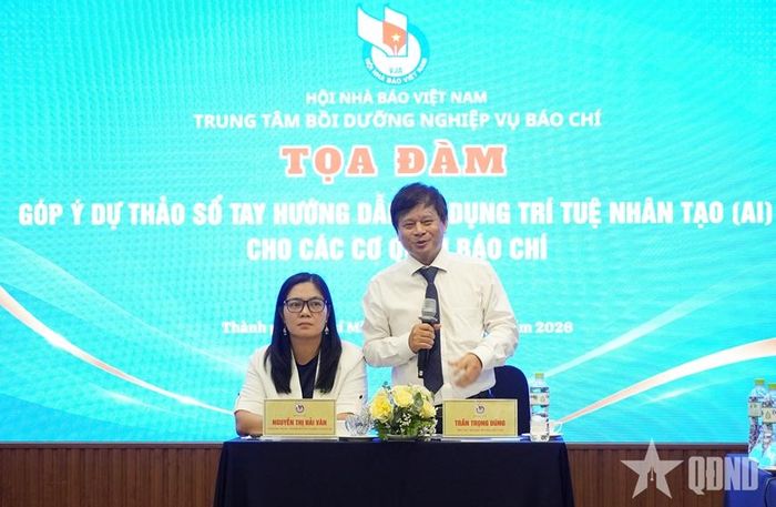 Nhà báo Trần Trọng Dũng, Phó chủ tịch Hội Nhà báo Việt Nam phát biểu tại tọa đàm.