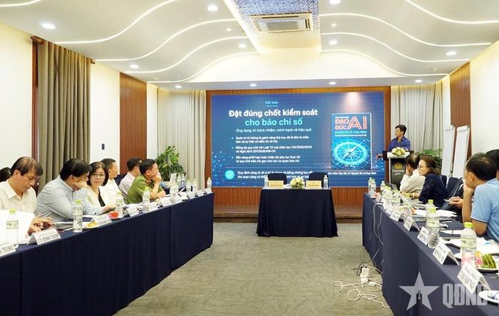 Các chuyên gia phát biểu tại tọa đàm.