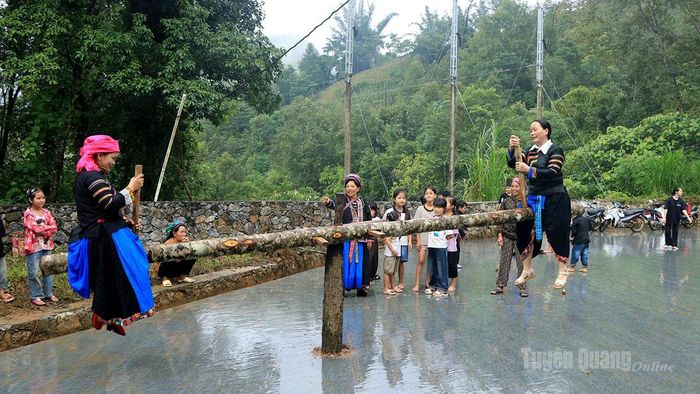 Đông đảo người dân xã Thắng Mố tham gia trò chơi dân gian.