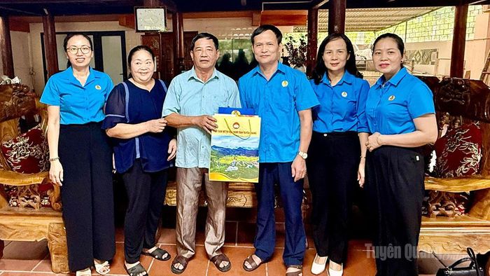 Đồng chí Triệu Tài Phong, Ủy viên Ban Chấp hành Đảng bộ tỉnh, Phó Chủ tịch Ủy ban MTTQ Việt Nam tỉnh, Chủ tịch Liên đoàn Lao động tỉnh tặng quà ông Ma Công Chí, tổ dân phố Kim Phú 42.