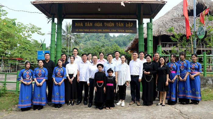 Đoàn đại biểu Ban Tuyên truyền Châu ủy Văn Sơn, tỉnh Vân Nam chụp ảnh lưu niệm với người dân thôn Tân Lập.