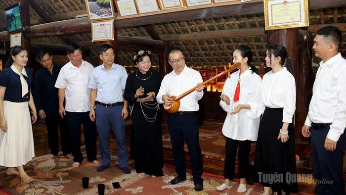 Đoàn đại biểu Tuyên truyền Châu ủy Văn Sơn, tỉnh Vân Nam (Trung Quốc) giao lưu văn nghệ với người dân thôn Tân Lập, xã Tân Trào.