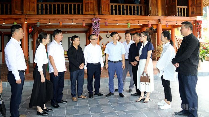 Đoàn đại biểu Ban Tuyên truyền Châu ủy Văn Sơn, tỉnh Vân Nam (Trung Quốc) tìm hiểu kinh nghiệm phát triển du lịch homstay tại hộ gia đình ông Hoàng Văn Lự, thôn Tân Lập.