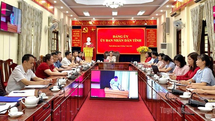 Đại biểu dự hội nghị tại điểm cầu Đảng ủy UBND tỉnh. Ảnh: Kỳ Dao.