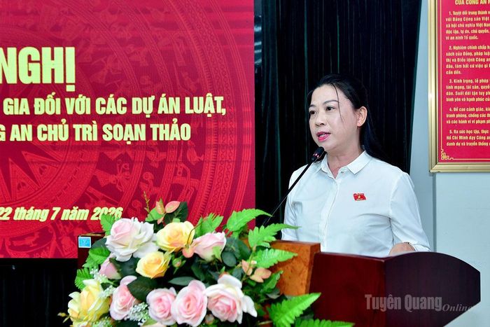 Đồng chí Lê Thị Kim Dung, Phó Bí thư Thường trực Tỉnh ủy, Trưởng Đoàn ĐBQH tỉnh phát biểu khai mạc hội nghị.