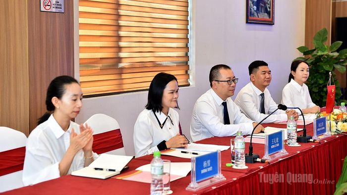 Đại biểu Ban Tuyên truyền Châu ủy Văn Sơn trao đổi tại hội đàm.