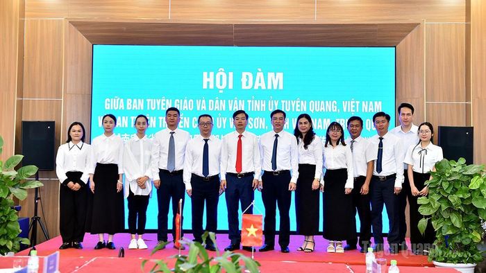 Các đại biểu chụp ảnh lưu niệm.