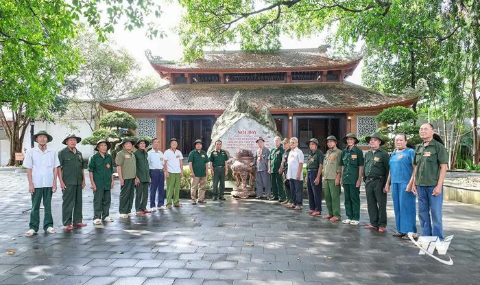Đoàn người có công chụp ảnh lưu niệm tại Khu di tích lịch sử Quốc gia 27/7.