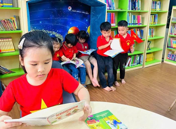Hoạt động ngoại khóa cho học sinh mầm non 5 tuổi được đến các trường tiểu học thăm quan.