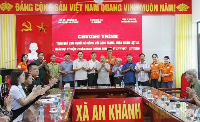 Công ty trao tặng hơn 240 phần quà gồm các sản phẩm hỗ trợ sức khỏe và nhu yếu phẩm tới gia đình chính sách và người có công với cách mạng.