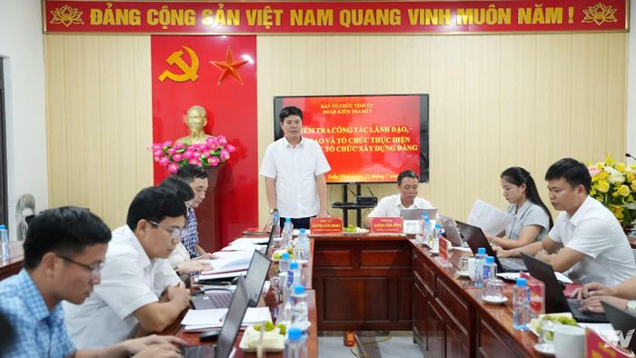 Các đại biểu dự buổi kiểm tra.