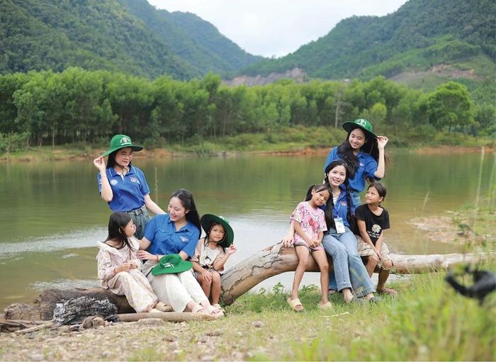 Sinh viên giao lưu với các em nhỏ ở xã A Lưới 1.