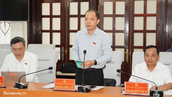 Phó Chủ nhiệm Ủy ban Quốc phòng, An ninh và Đối ngoại của Quốc hội Đinh Công Sỹ phát biểu tại buổi làm việc với UBND TP. Huế.