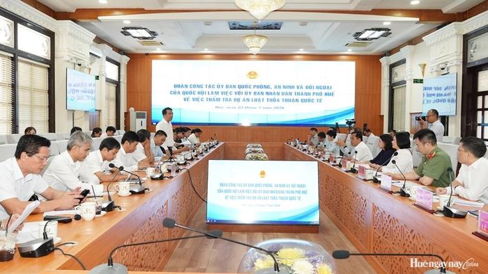Toàn cảnh buổi làm việc.