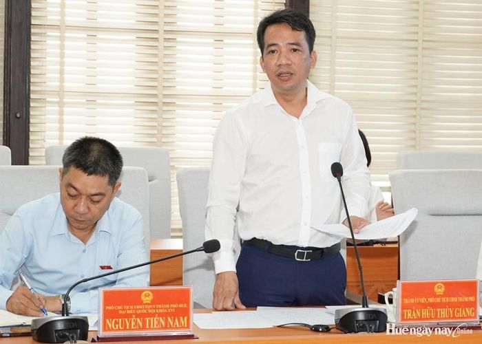 Phó Chủ tịch UBND TP. Huế Trần Hữu Thùy Giang báo cáo kết quả thực hiện Luật Thỏa thuận quốc tế trên địa bàn thành phố.