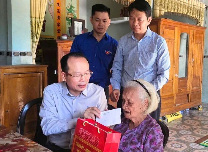  Đồng chí Phan Quý Phương tặng quà bà Mai Thị Gái, xã Lộc An