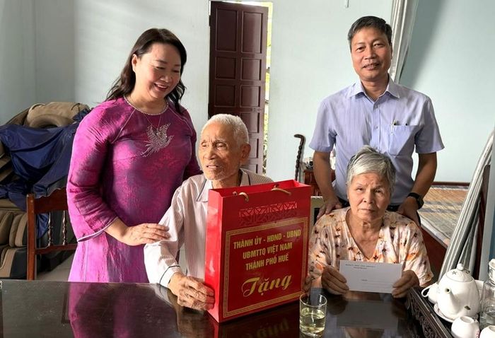 Đồng chí Nguyễn Thị Ái Vân tặng quà gia đình thương binh Nguyễn Ngọc Sửu