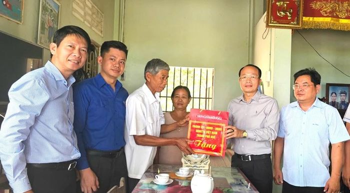  Đồng chí Phan Quý Phương thăm tặng quà gia đình ông Nguyễn Sáo, trú tại thôn Phụng Chánh, thương binh hạng 1/4