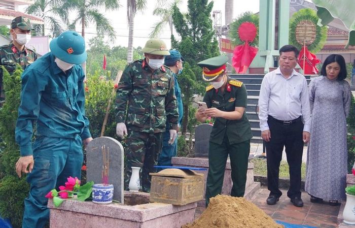 Tỉ mỉ lấy mẫu hài cốt liệt sĩ